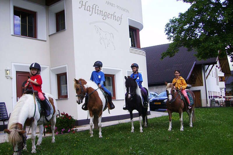 Kinder beim Reiten beim Haflingerhof in Fiss