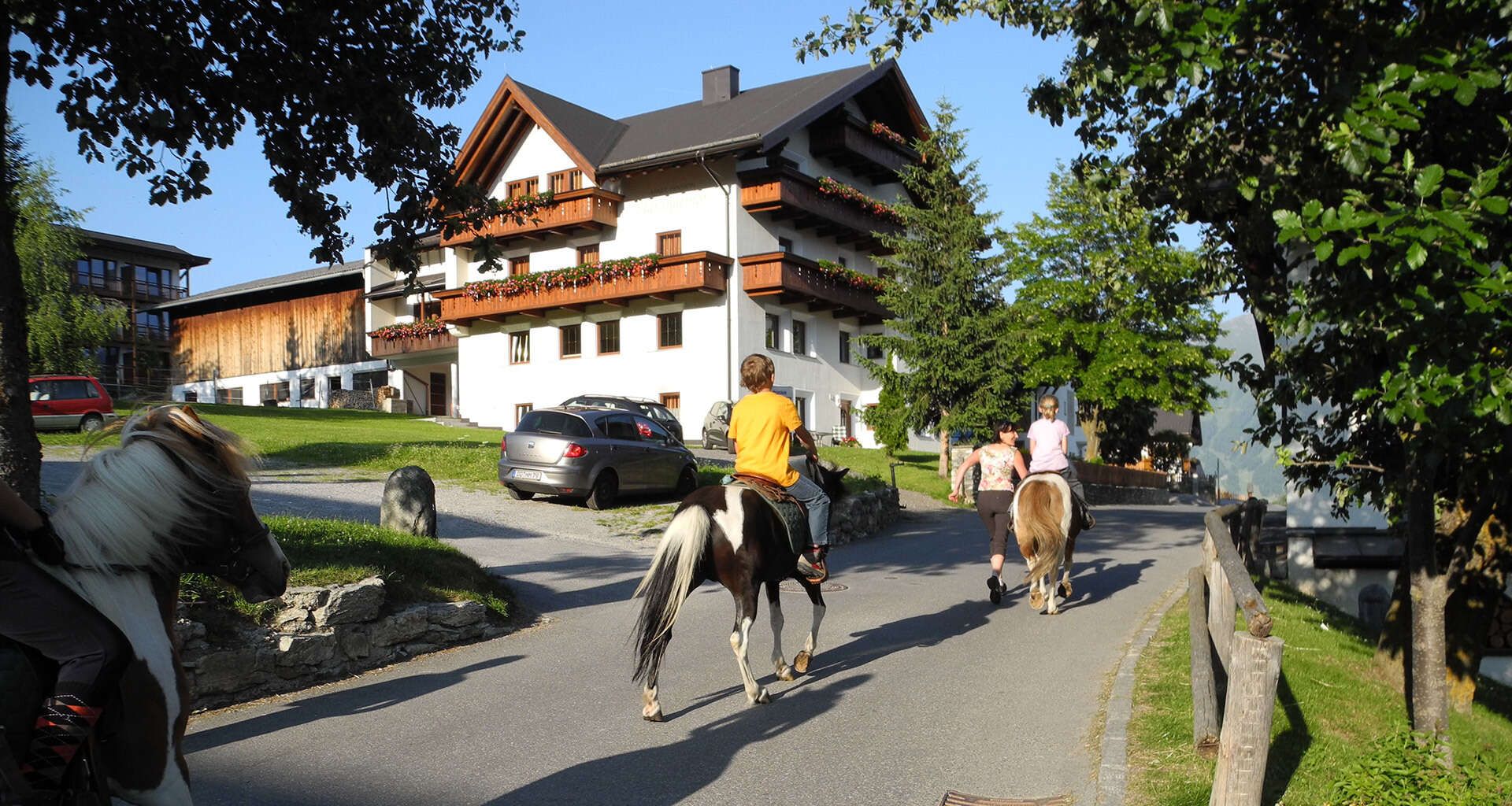 Kinder beim Reiten mit den Ponys in Tirol