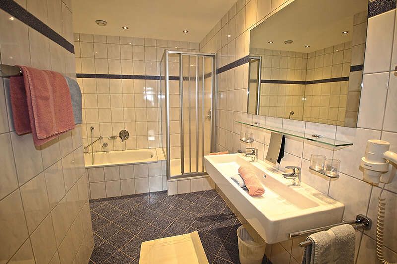 Badezimmer im Appartement Sattelkopf am Haflingerhof in Tirol